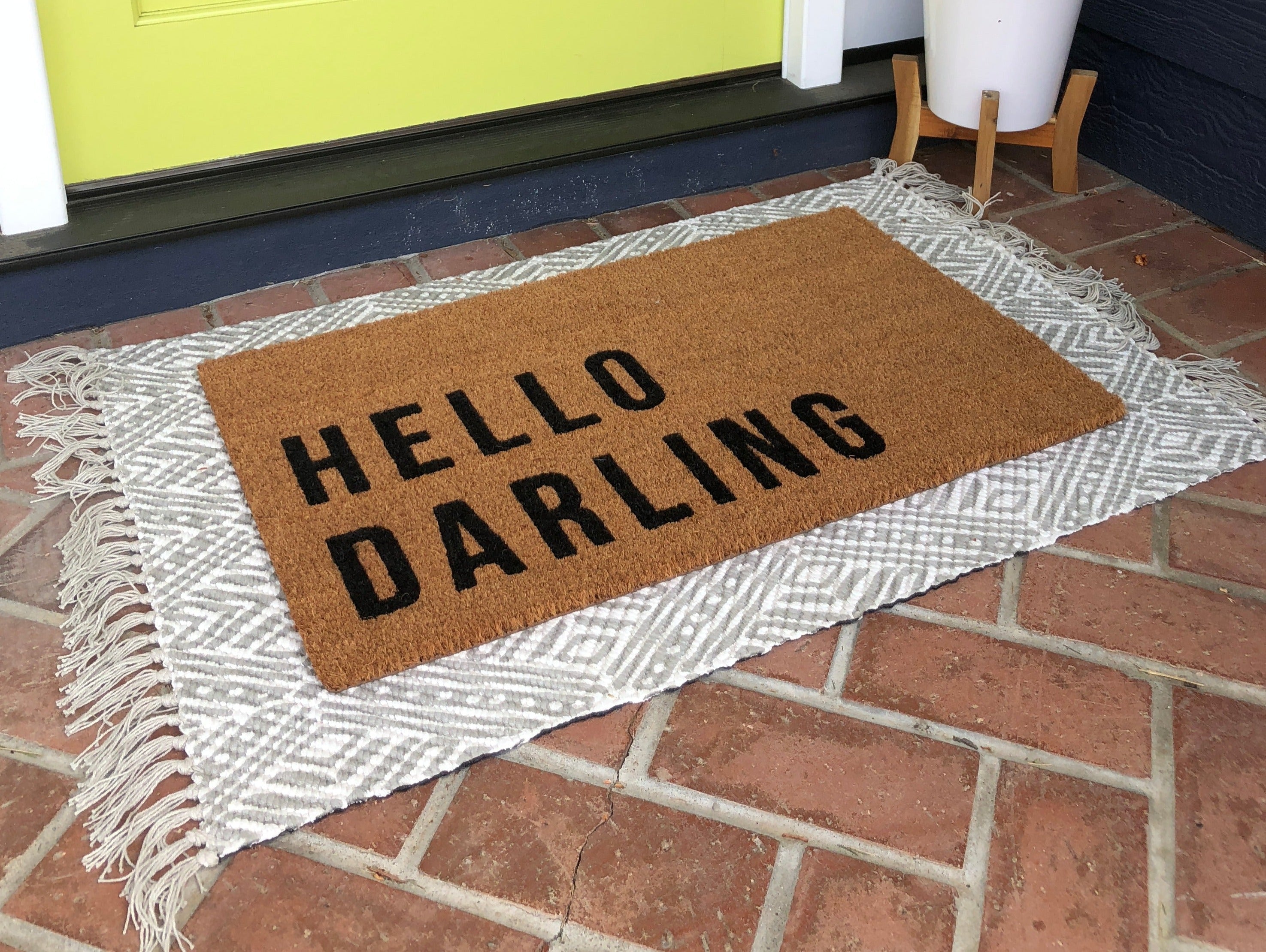 https://nickel-designs.com/cdn/shop/files/doormat-hello-darling-funny-outdoor-doormat-2@2x.jpg?v=1683797425