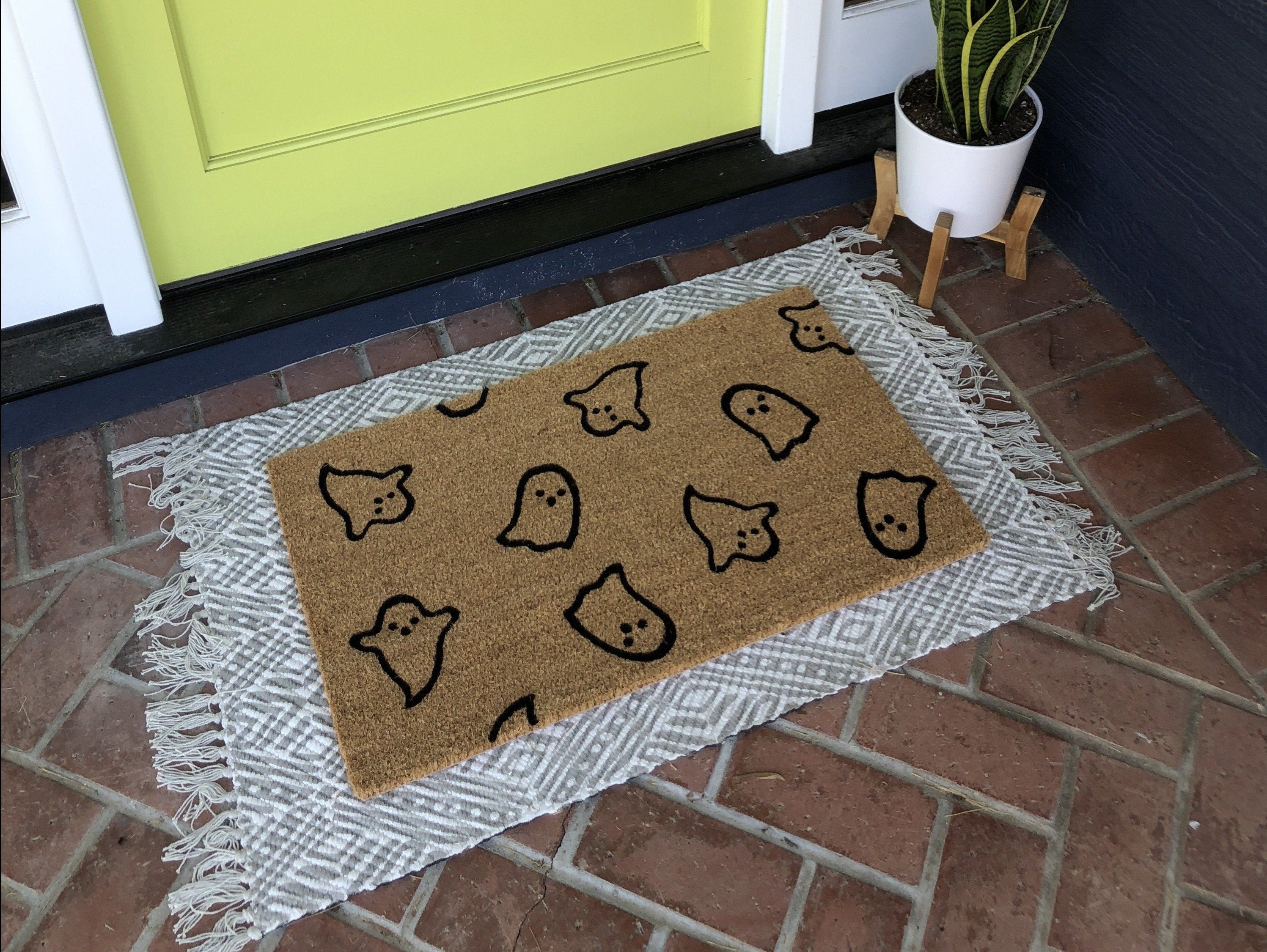 https://nickel-designs.com/cdn/shop/products/doormat-ghost-pattern-halloween-doormat-5@2x.JPG?v=1659032727