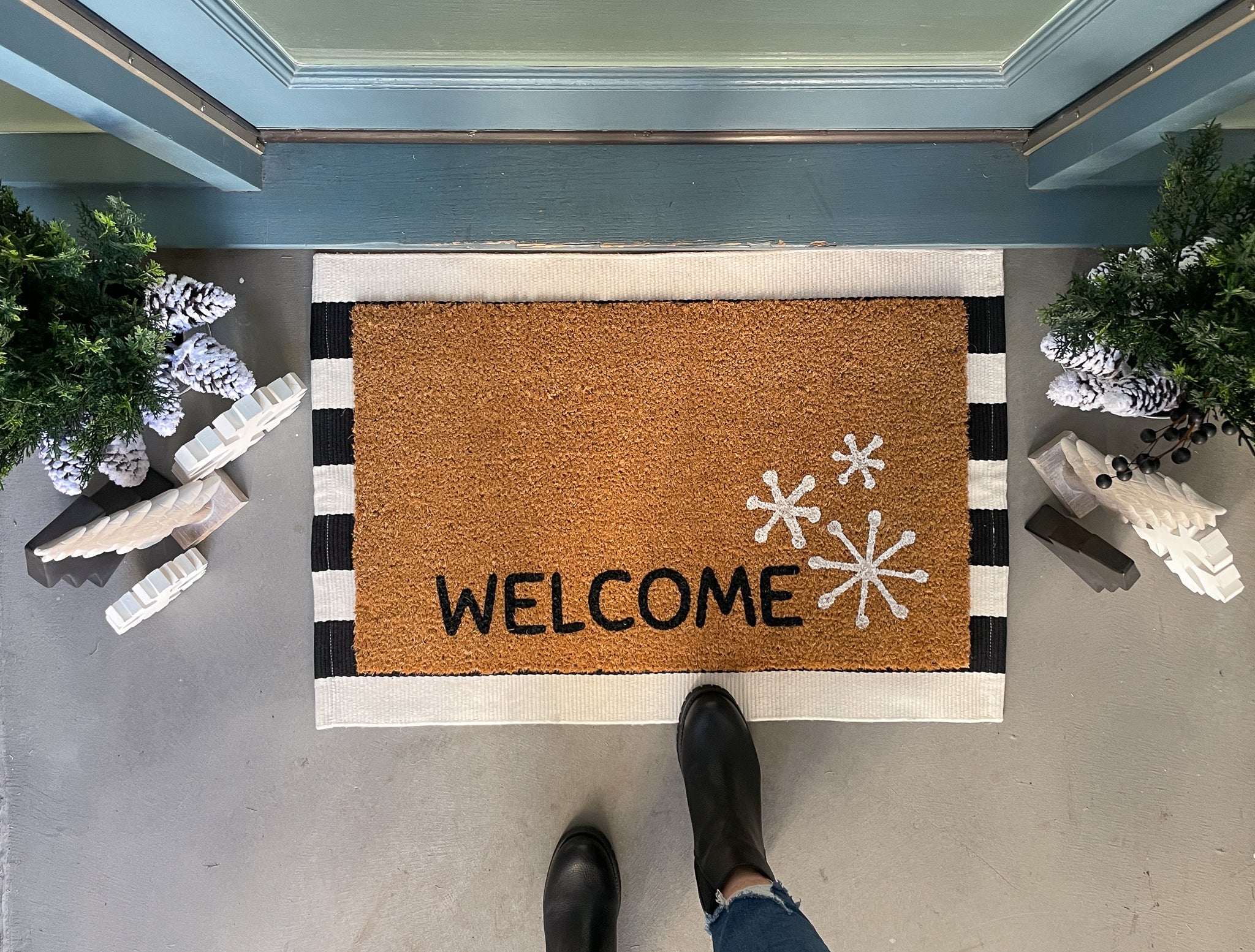 https://nickel-designs.com/cdn/shop/products/doormat-welcome-snowflake-winter-doormat-2@2x.jpg?v=1654896395